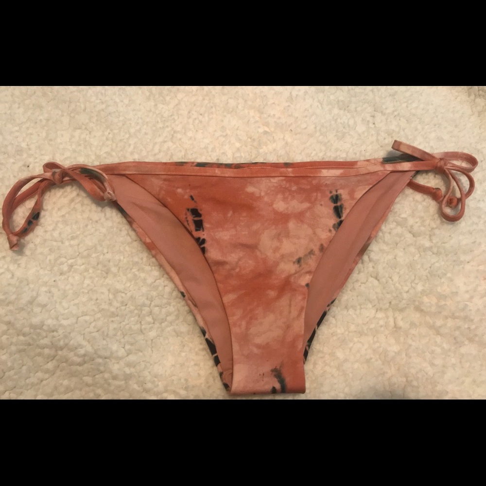 Bikini - Picture 3 of 3
